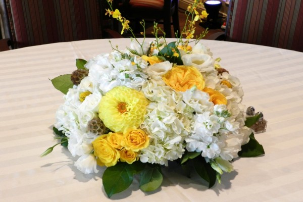 Un precioso centro de mesa con espléndidas flores
