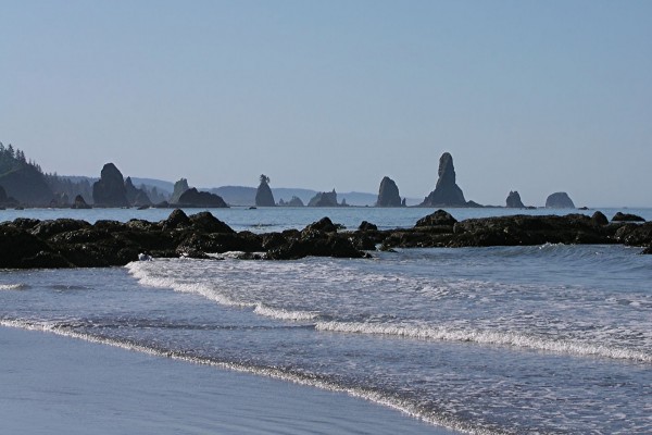 Formaciones rocosas en la playa y el mar
