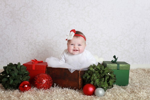 Una bebé entre regalos navideños