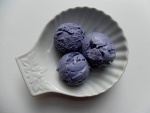 Bolas de helado color violeta sobre un bonito recipiente