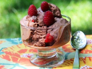 Copa con helado de chocolate y frambuesas