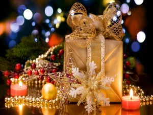 Velas, regalos y adornos navideños