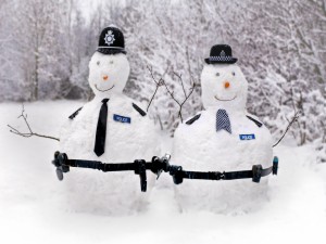 Dos muñecos de nieve policías