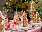 Mesa preparada para la cena de Navidad adornada con arbolitos de galleta