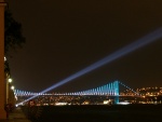 Puente sobre el estrecho del Bósforo visto en la noche