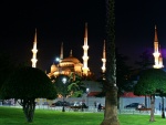 Mezquita de Estambúl iluminada en la noche