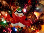 Dos simpáticos pingüinos colgados en el árbol de Navidad