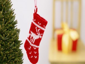 Calcetín navideño colgado junto al árbol