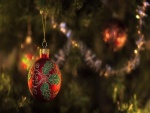 Una bonita bola brillante en el árbol de Navidad