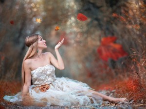 Postal: Bella mujer entre hojas de otoño