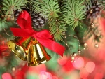 Campanas doradas en las ramas de un pino navideño