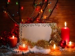 Tarjeta de Navidad entre adornos y velas