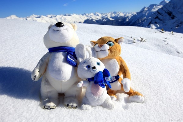 Muñecos de peluche en la nieve (Sochi 2014)