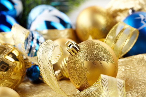 Bolas doradas para Navidad