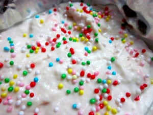 Un cremoso helado con bolitas de colores