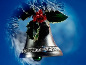 Postal: Campana en el árbol de Navidad cubierto de escarcha
