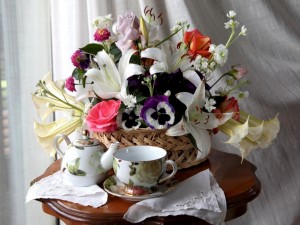 Tomaremos el té junto a una cesta repleta de flores