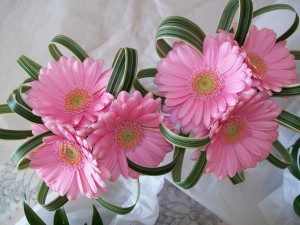 Adorno floral con gerberas de color rosa