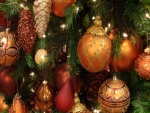 Bonitas bolas y luces en el árbol de Navidad