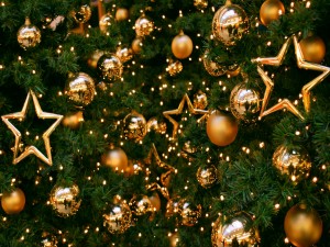 Estrellas y bolas doradas en el árbol de Navidad