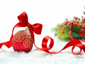 Bola y lazo de color rojo para decorar en Navidad