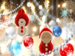 Un Santa Claus y un muñeco de nieve para decorar en Navidad