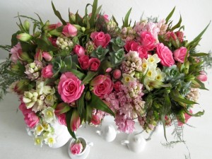 Espléndido ramo de rosas, jacintos y narcisos