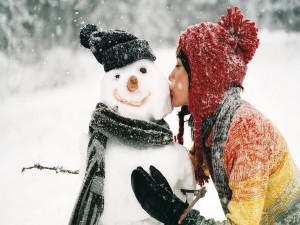 Besando a un muñeco de nieve