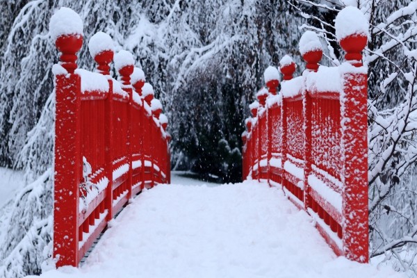 Puente rojo cubierto de nieve