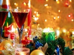 Copas, adornos y velas para las fiestas navideñas