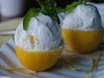 Helado de limón sobre limones frescos