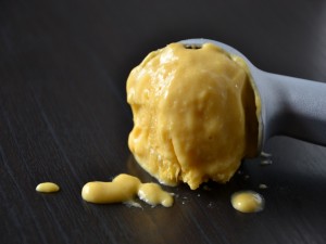 Cuchara con helado de mango