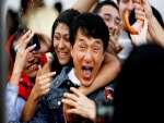 Jackie Chan feliz entre los fans