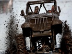 Jeep Rengler y sus ocupantes cubiertos de barro
