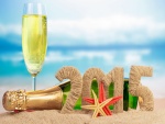 Botella de champán en la playa para festejar el "Nuevo Año 2015"
