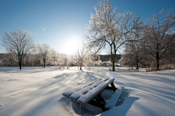 Mesa y campo cubiertos de nieve
