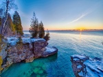 Admirando la salida del sol desde la orilla del lago Michigan