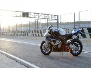 Postal: Moto BMW en un circuito