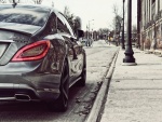 Mercedes-Benz AMG aparcado en una solitaria calle