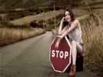 Mujer sosteniendo una señal de Stop