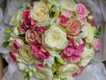Un bello ramo de novia con rosas variadas