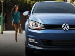 Mujer aproximándose a un coche Volkswagen
