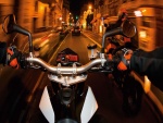 En moto por la calle de una ciudad