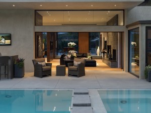 Postal: Elegante sala de estar junto a la piscina