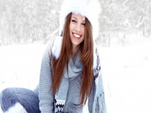 Mujer sonriendo sobre la nieve