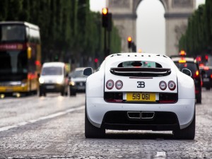 Bugatti Veyron circulando en una ciudad