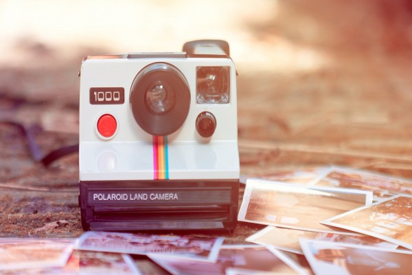 Una cámara de fotos Polaroid