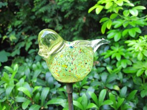 Pájaro de cristal en un jardín
