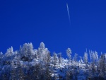 Un avión volando sobre las montañas cubiertas de nieve