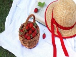 Fresas en una cesta de mimbre